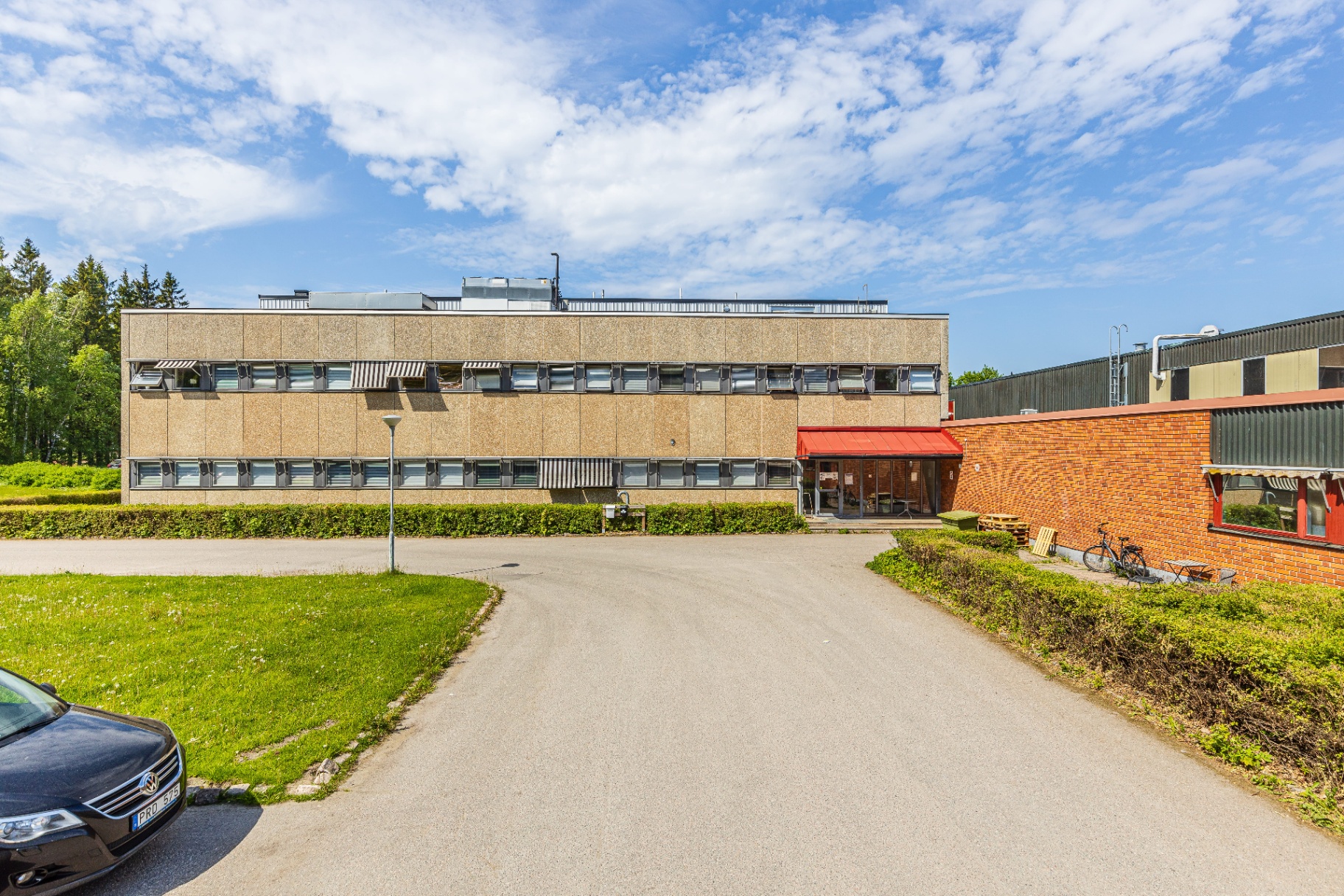 Bostadsområde med radhus och gröna träd